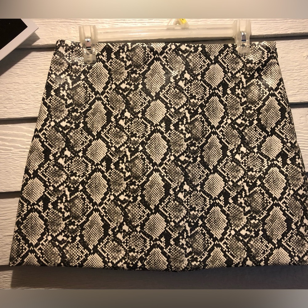 H&M Size 8 Vegan Leather Snake Print Mini Skirt NWT